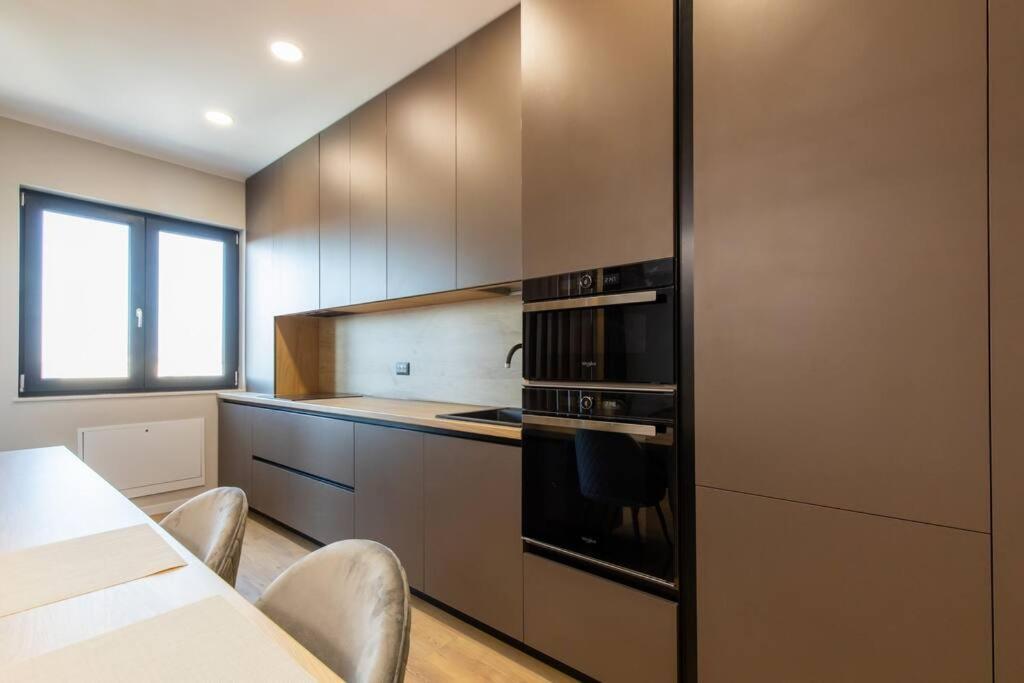 Elegant 2 Bedroom Retreat Bucharest Exterior photo